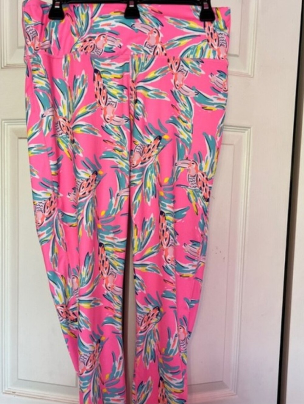 Crown & Ivy Pink Palms Tropical Parrot Leggings. NWT. Size Large